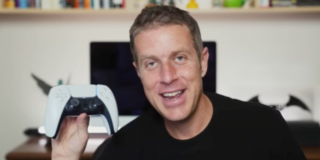 Geoff Keighley shows off the new PS5 controller.