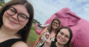 Kendra Gregory with her mom, sister, and (we promise) an actual pink elephant.